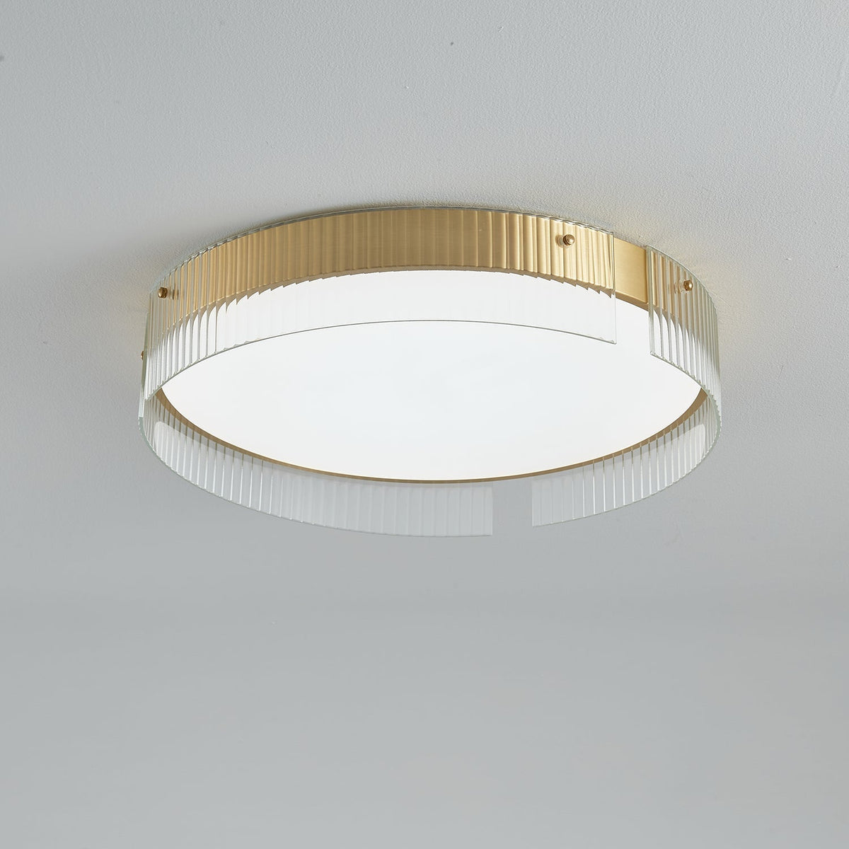 Ovenaris modern minimalistisk taklampa i mässing