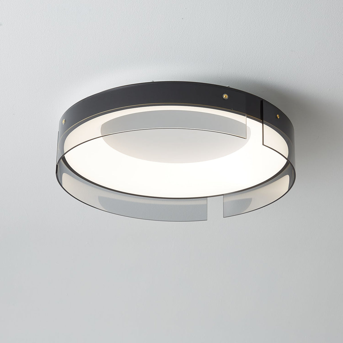 Ovenaris modern minimalistisk taklampa i mässing