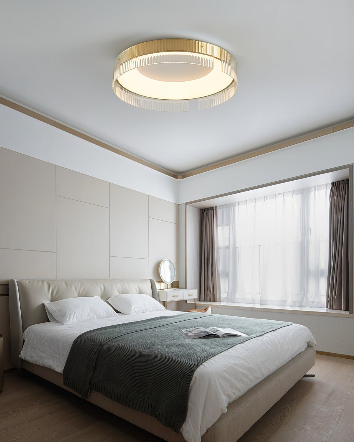 Ovenaris modern minimalistisk taklampa i mässing