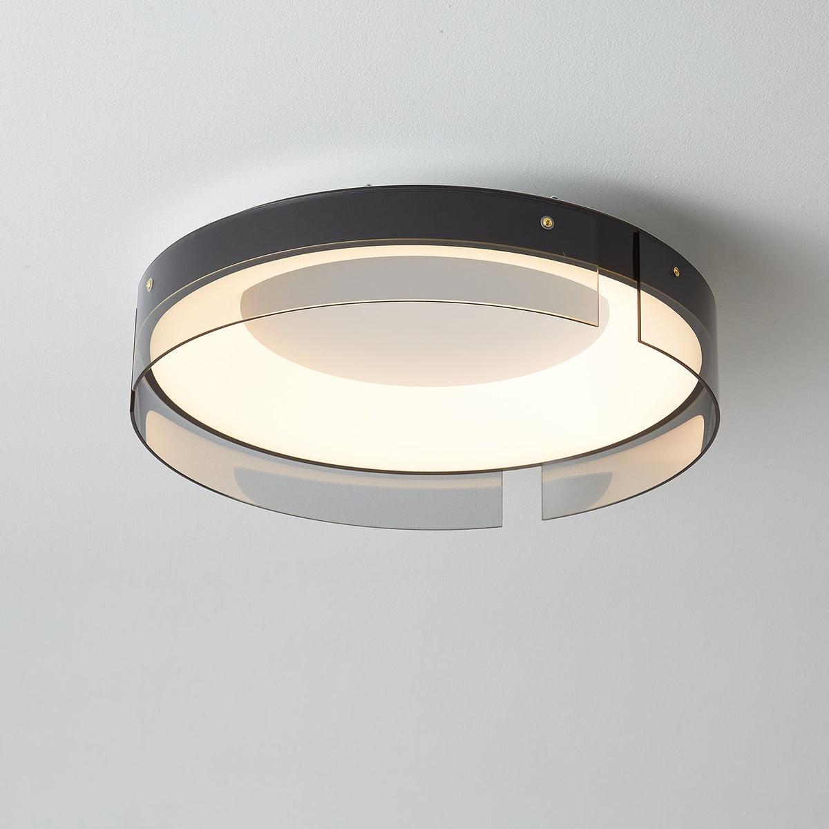 Ovenaris modern minimalistisk taklampa i mässing