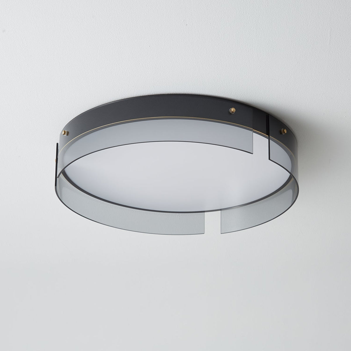 Ovenaris modern minimalistisk taklampa i mässing