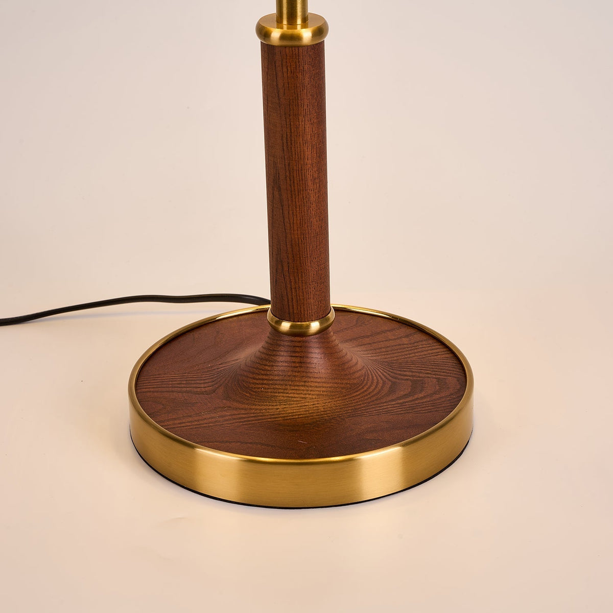 Candeeiro de mesa Axiain em madeira e tecido
