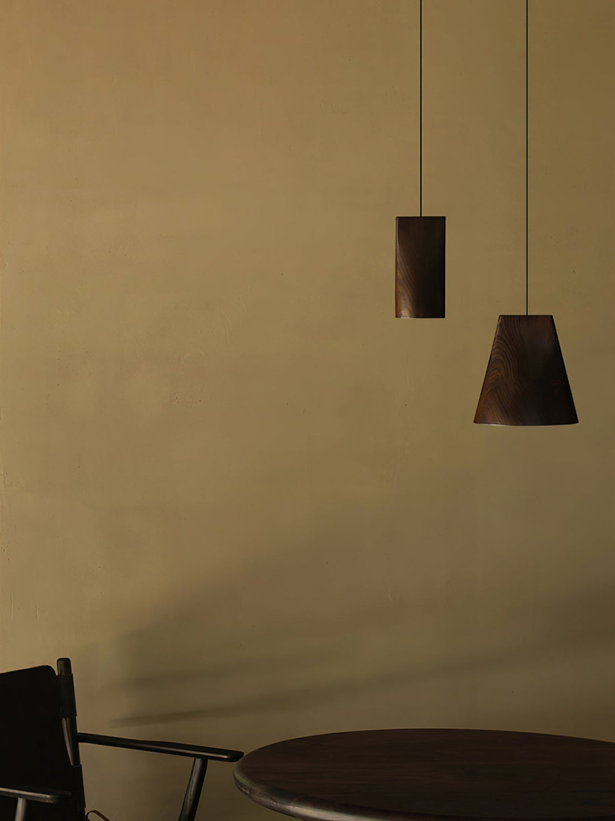 Lustre suspenso assimétrico em madeira Ivarara