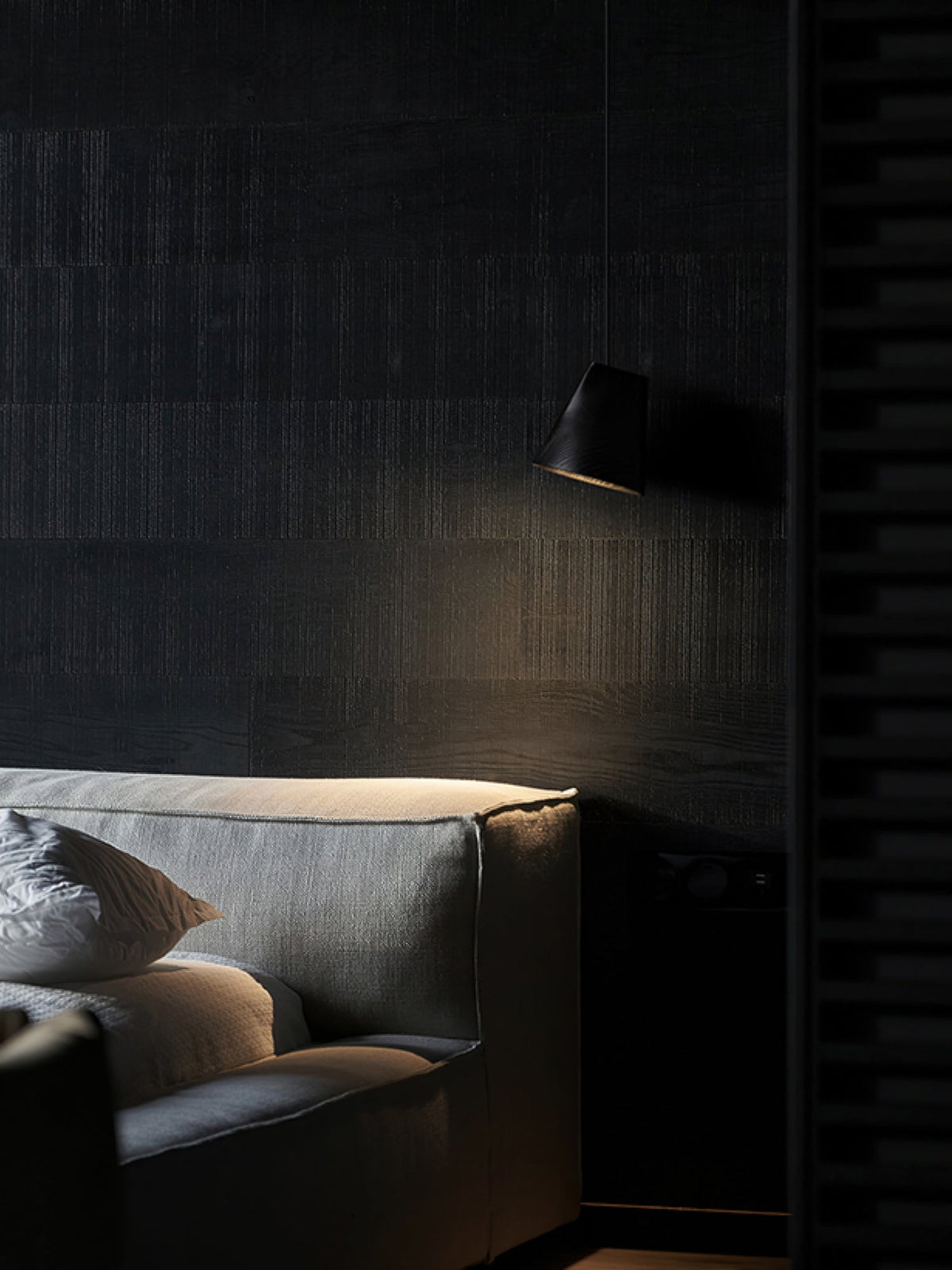 Lustre suspenso assimétrico em madeira Ivarara