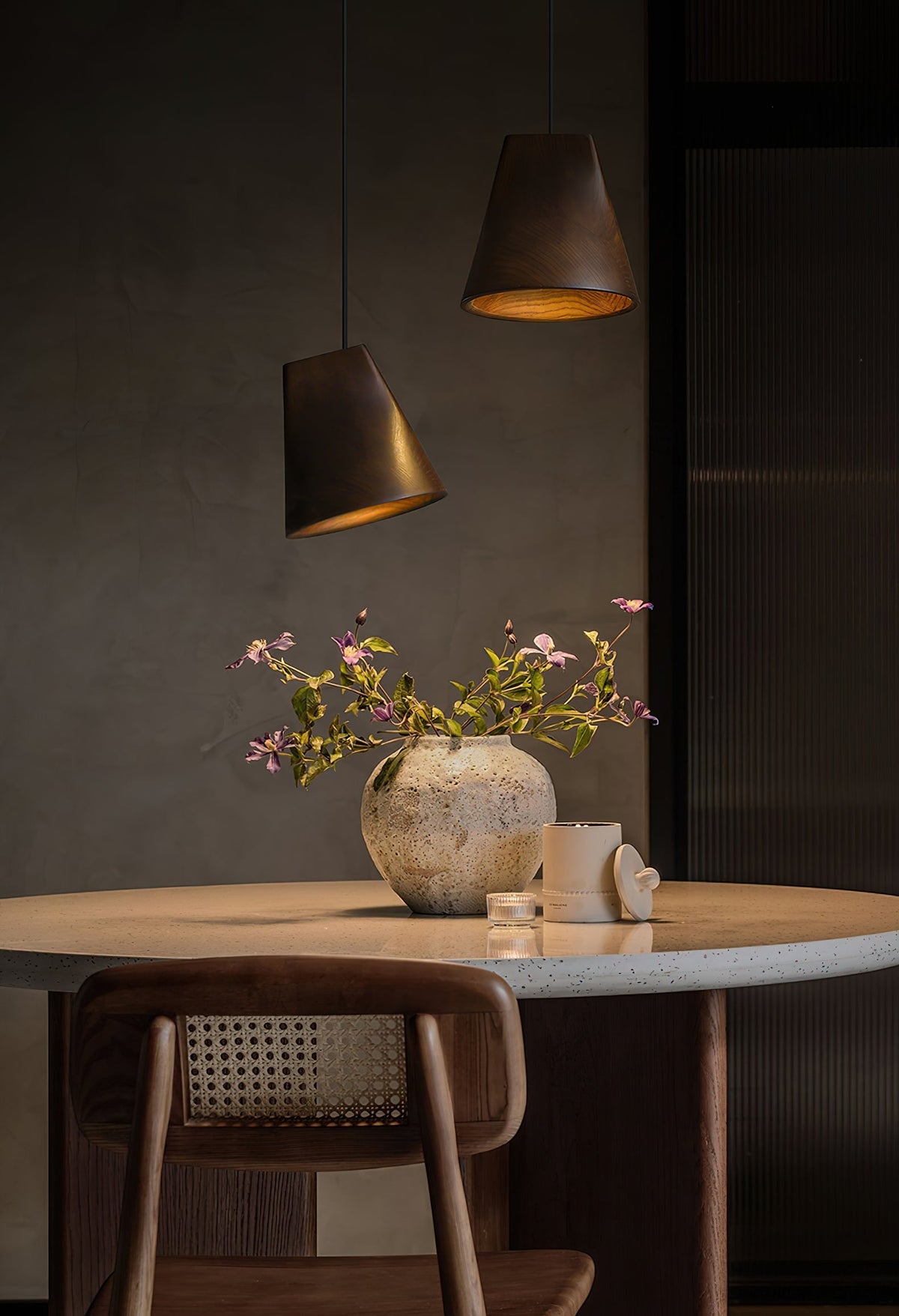 Lustre suspenso assimétrico em madeira Ivarara