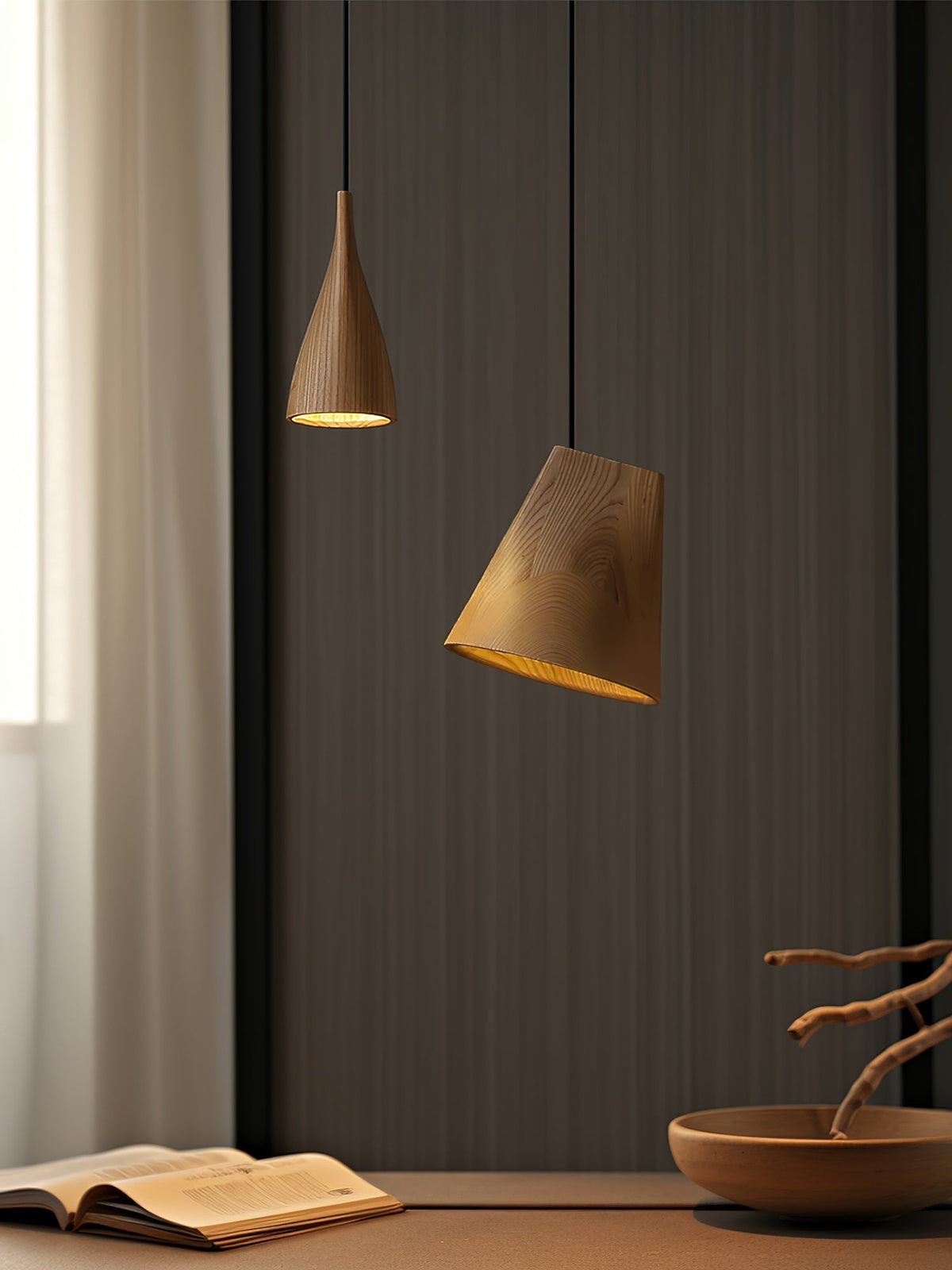 Lustre suspenso assimétrico em madeira Ivarara