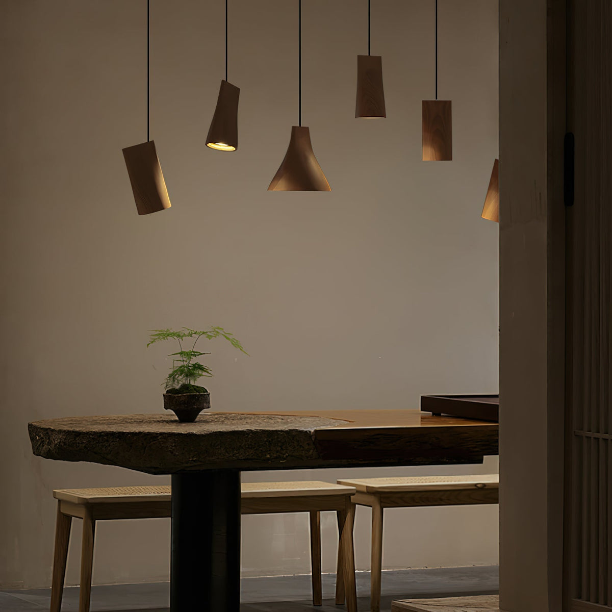 Lustre suspenso assimétrico em madeira Ivarara