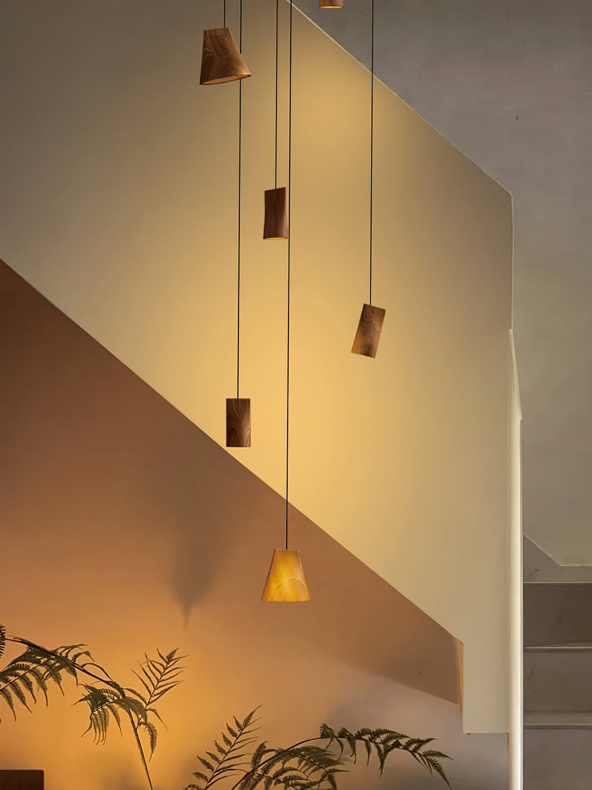 Lustre suspenso assimétrico em madeira Ivarara