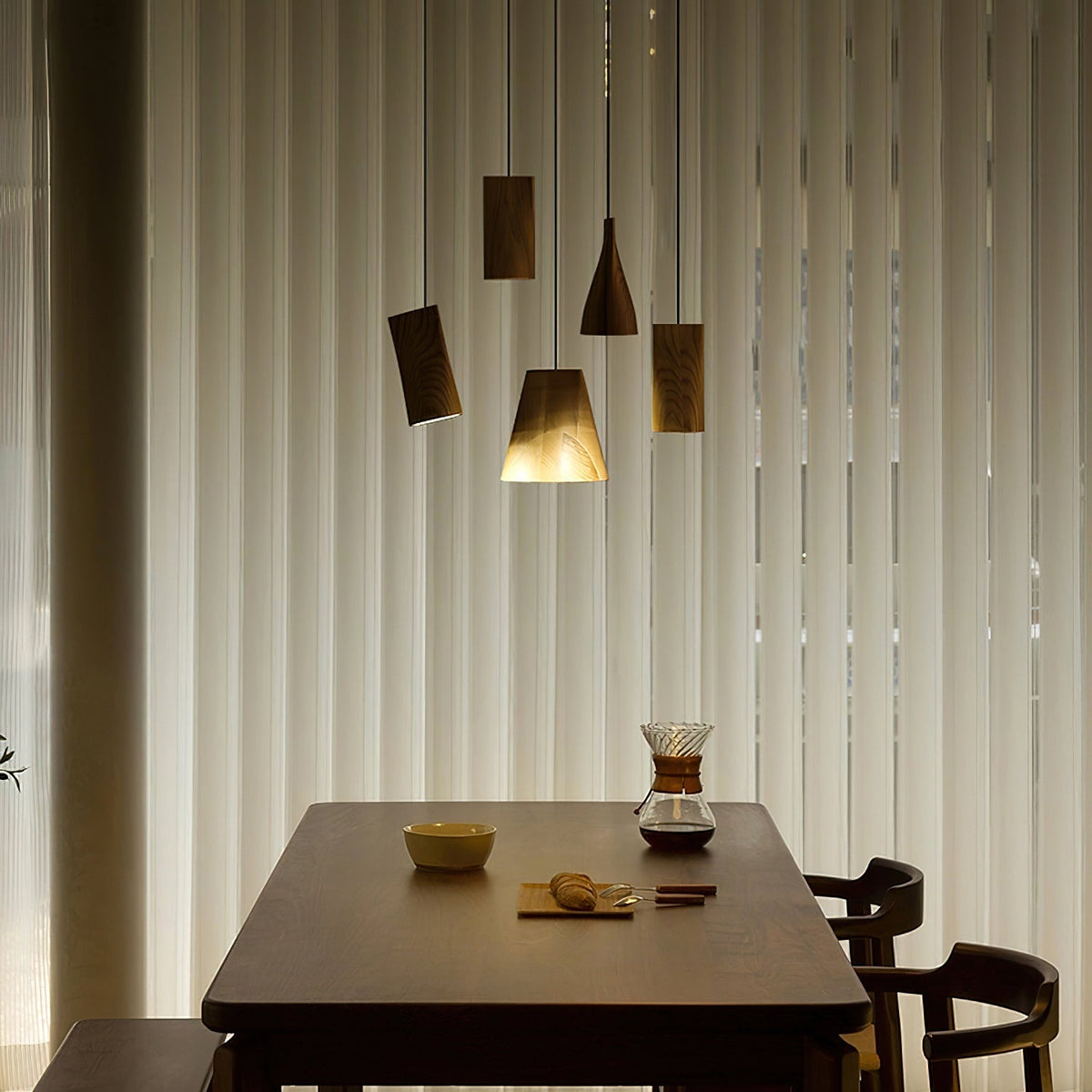 Lustre suspenso assimétrico em madeira Ivarara