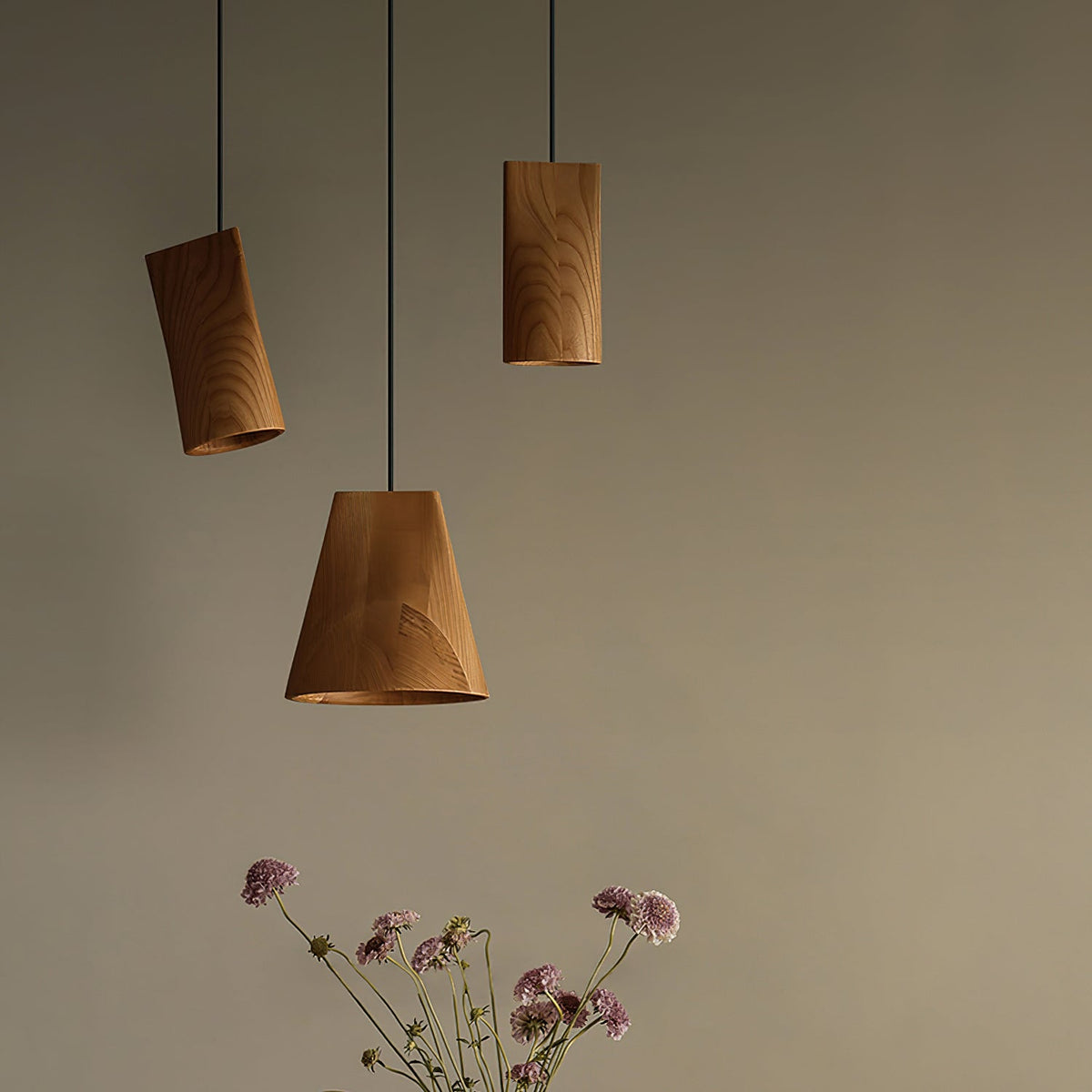 Lustre suspenso assimétrico em madeira Ivarara