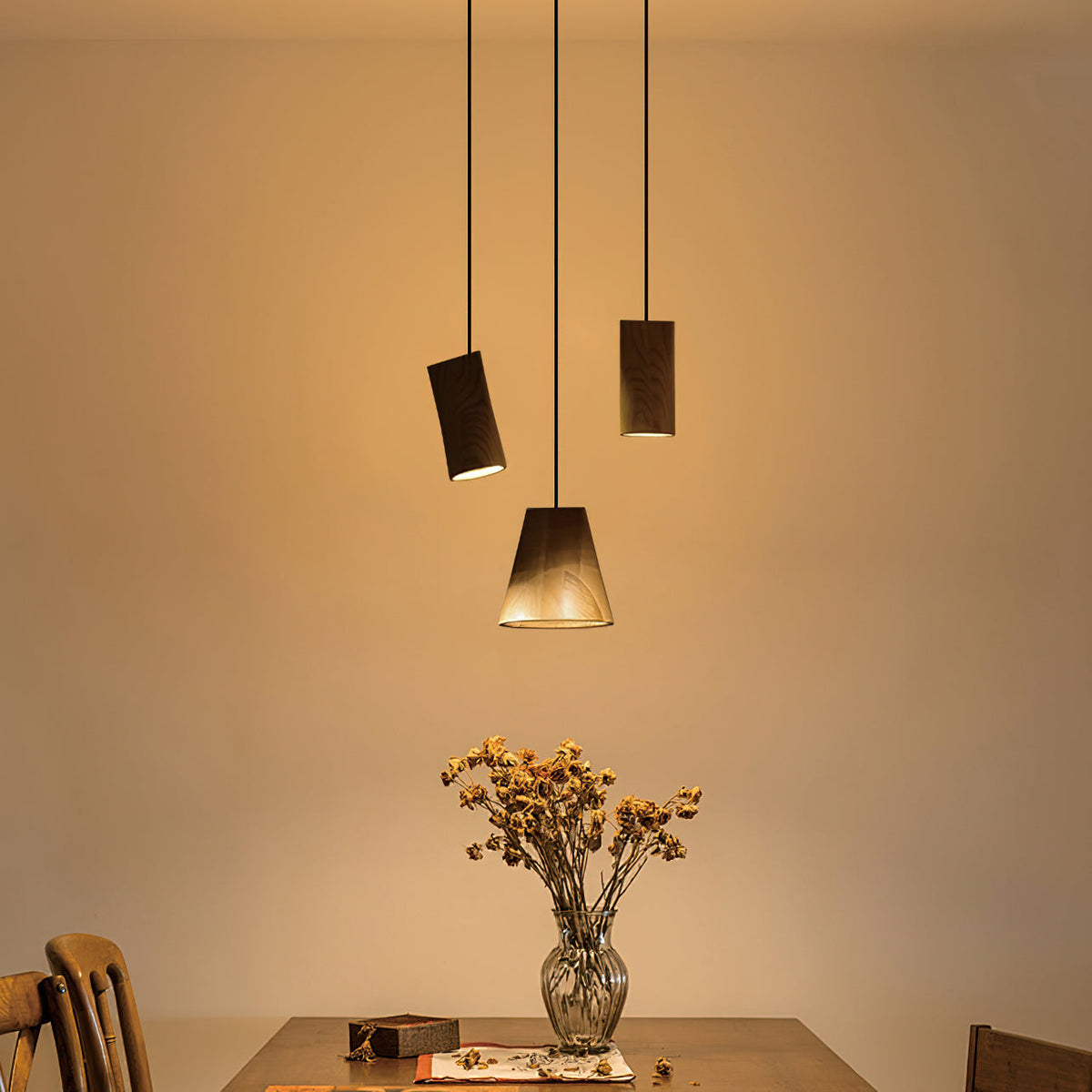 Lustre suspenso assimétrico em madeira Ivarara