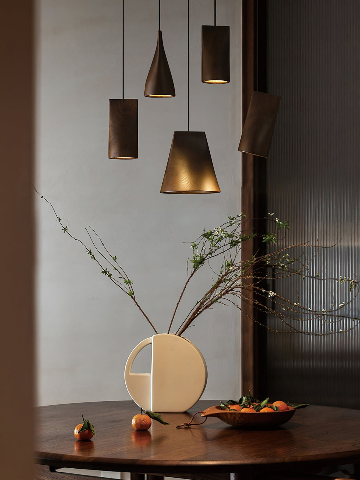 Lustre suspenso assimétrico em madeira Ivarara