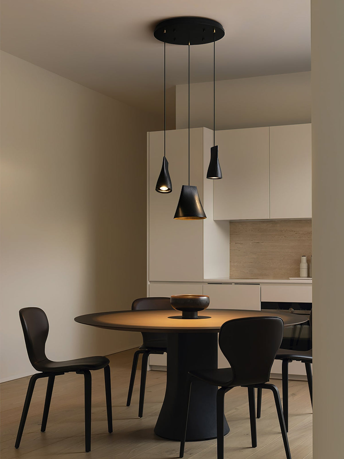 Lustre suspenso assimétrico em madeira Ivarara