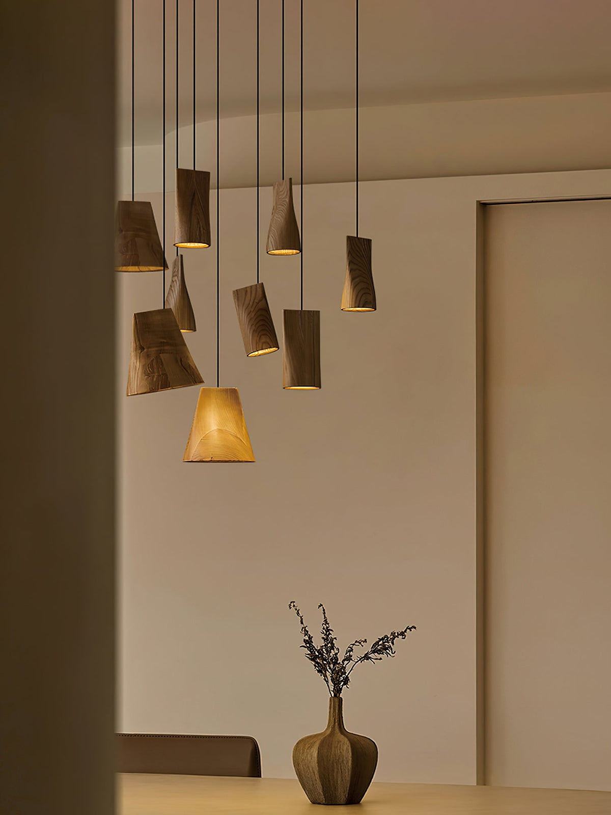 Lustre suspenso assimétrico em madeira Ivarara