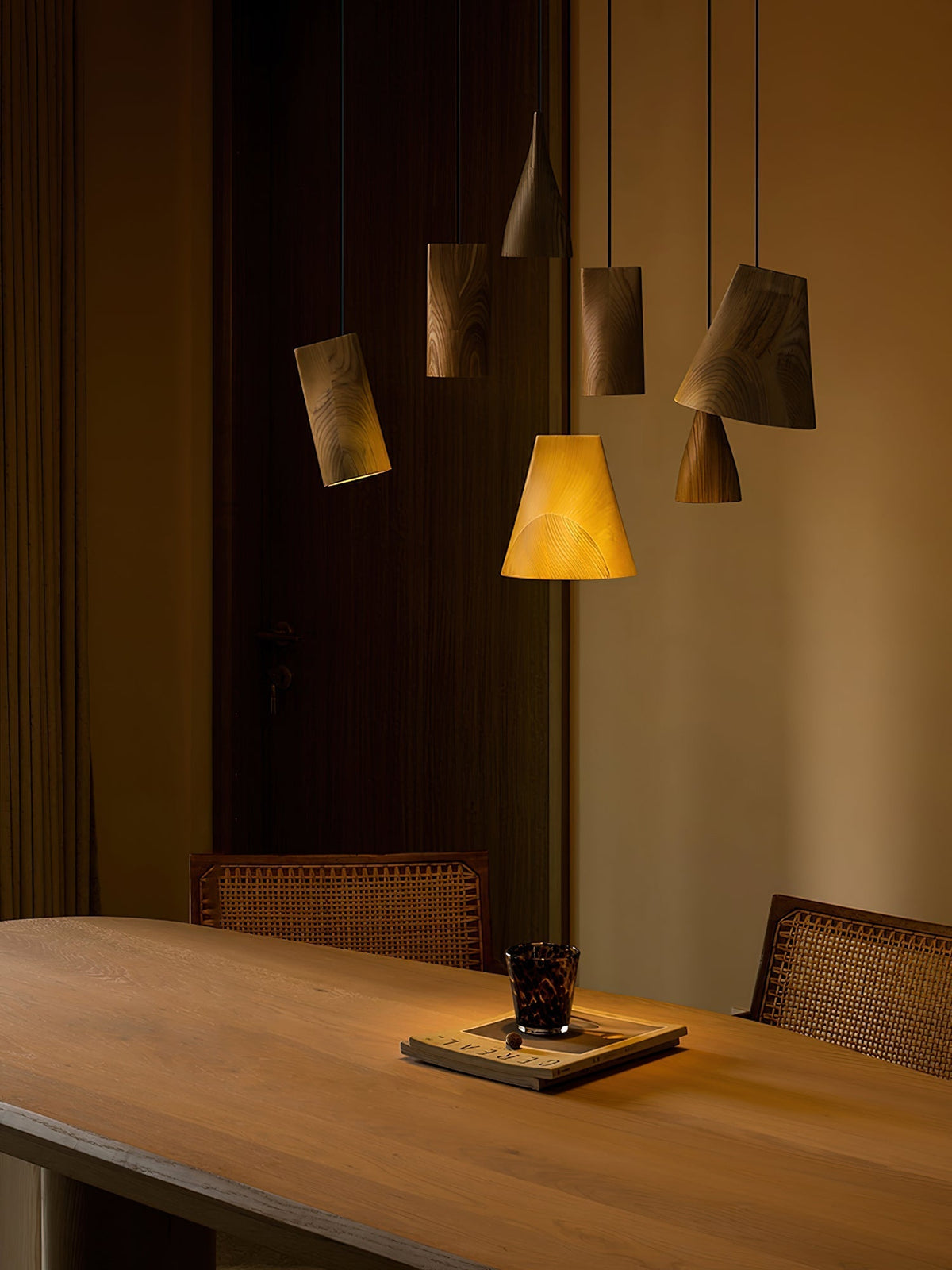 Lustre suspenso assimétrico em madeira Ivarara