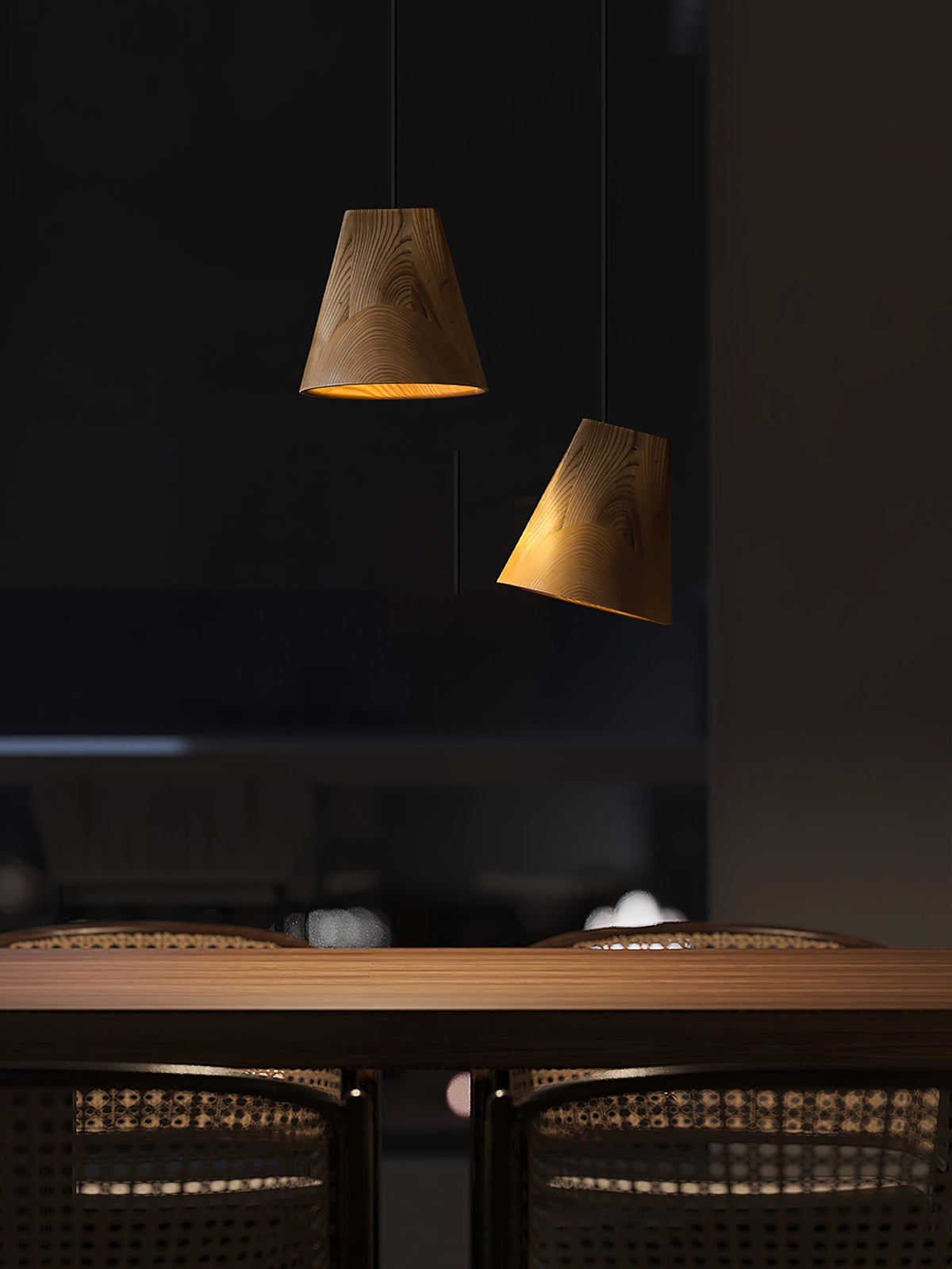 Lustre suspenso assimétrico em madeira Ivarara