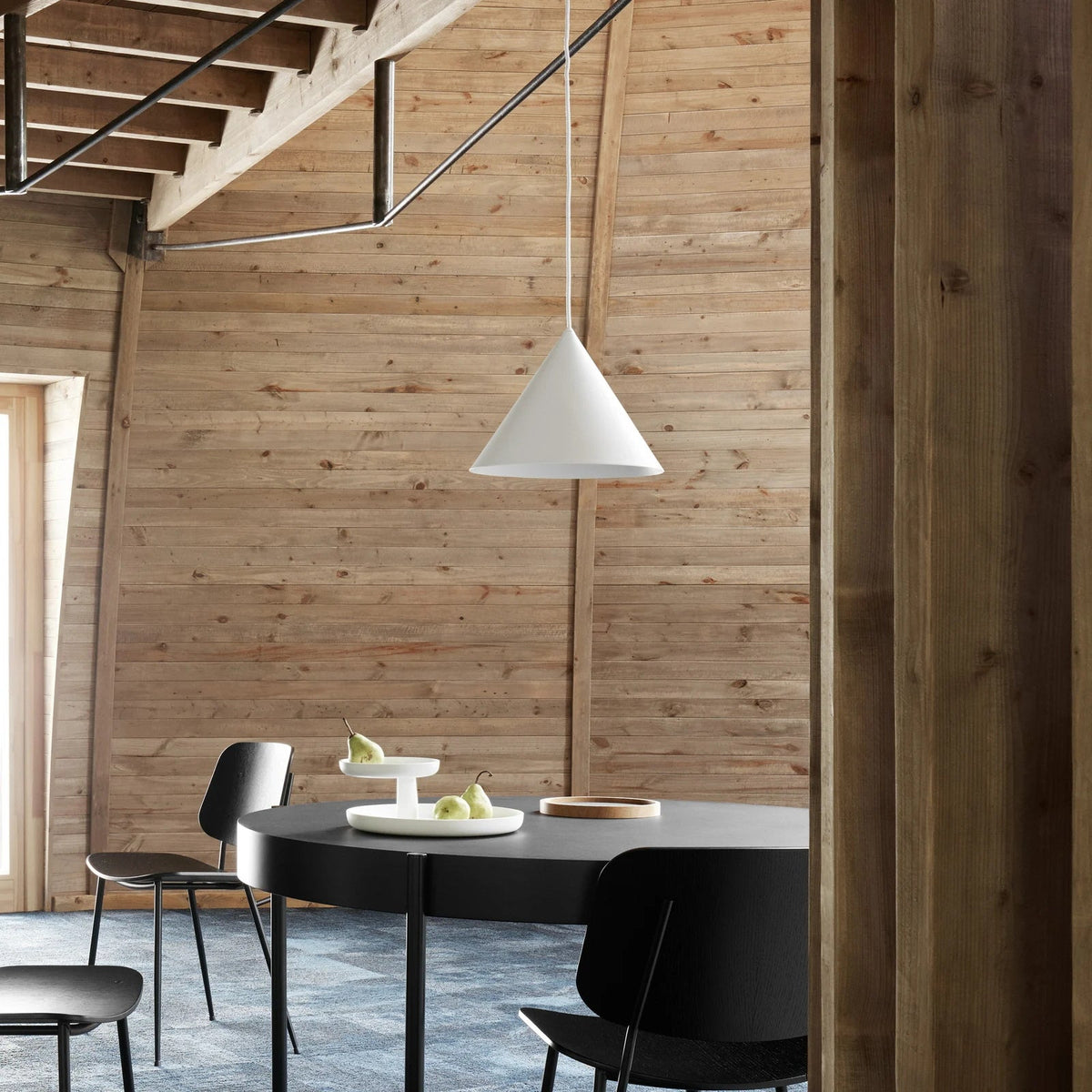 Candeeiro suspenso Caeluvyu em metal escuro de estilo minimalista moderno
