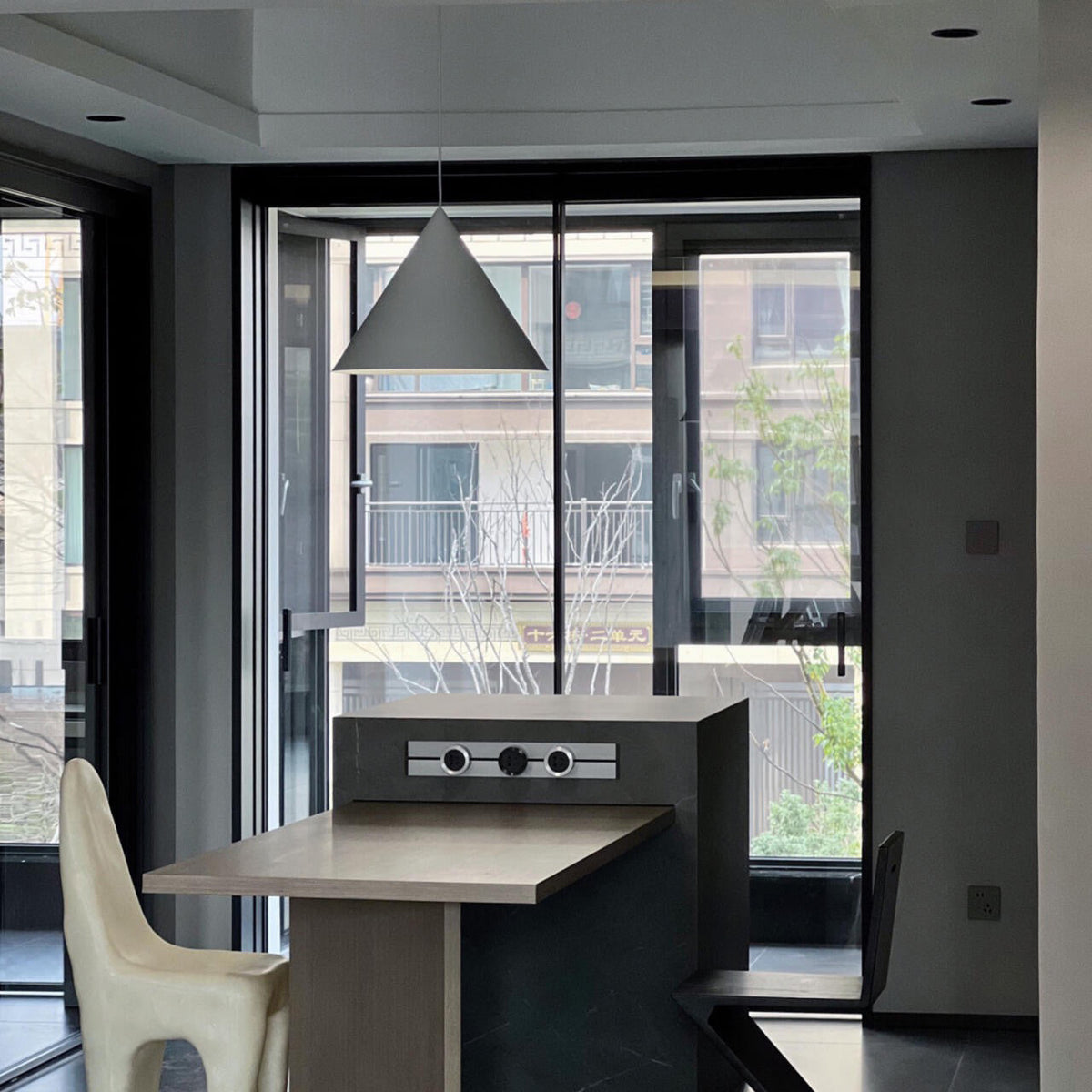Candeeiro suspenso Caeluvyu em metal escuro de estilo minimalista moderno