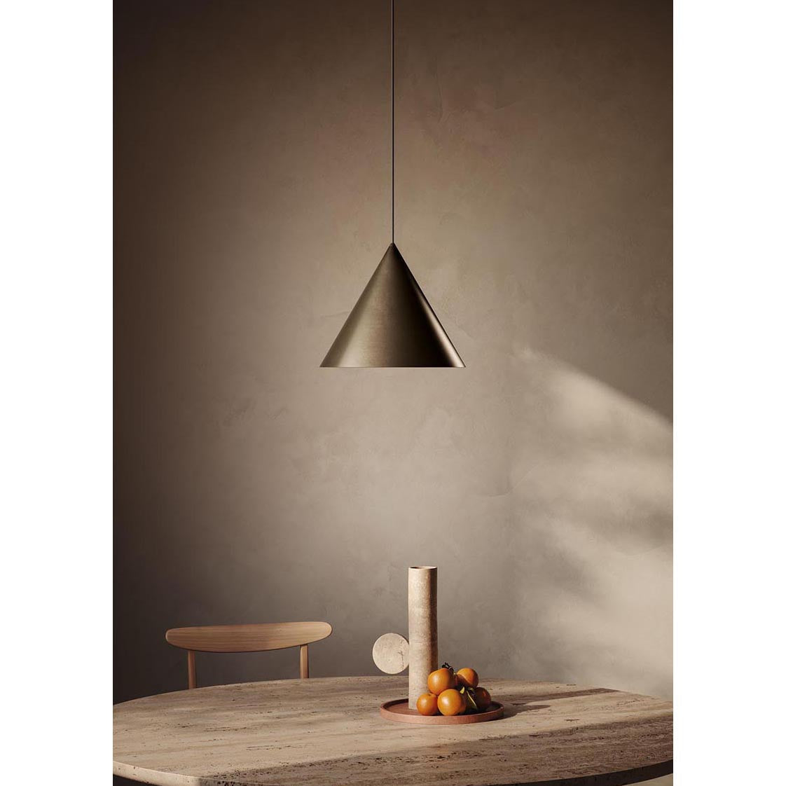 Candeeiro suspenso Caeluvyu em metal escuro de estilo minimalista moderno