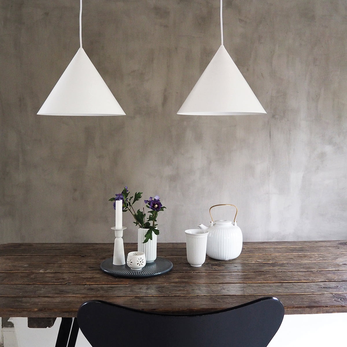 Candeeiro suspenso Caeluvyu em metal escuro de estilo minimalista moderno