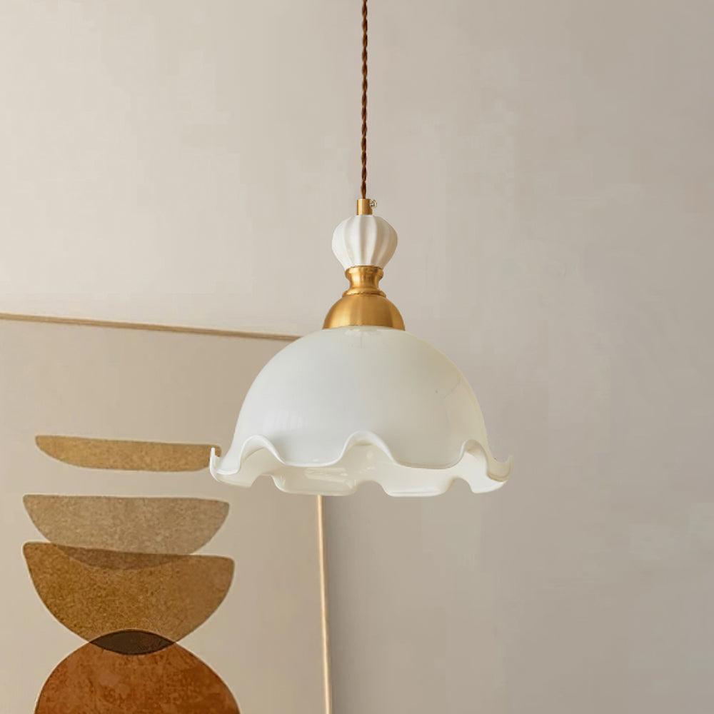 Pendellampa med vågig glaskant, mjukt sken, vintage och romantisk