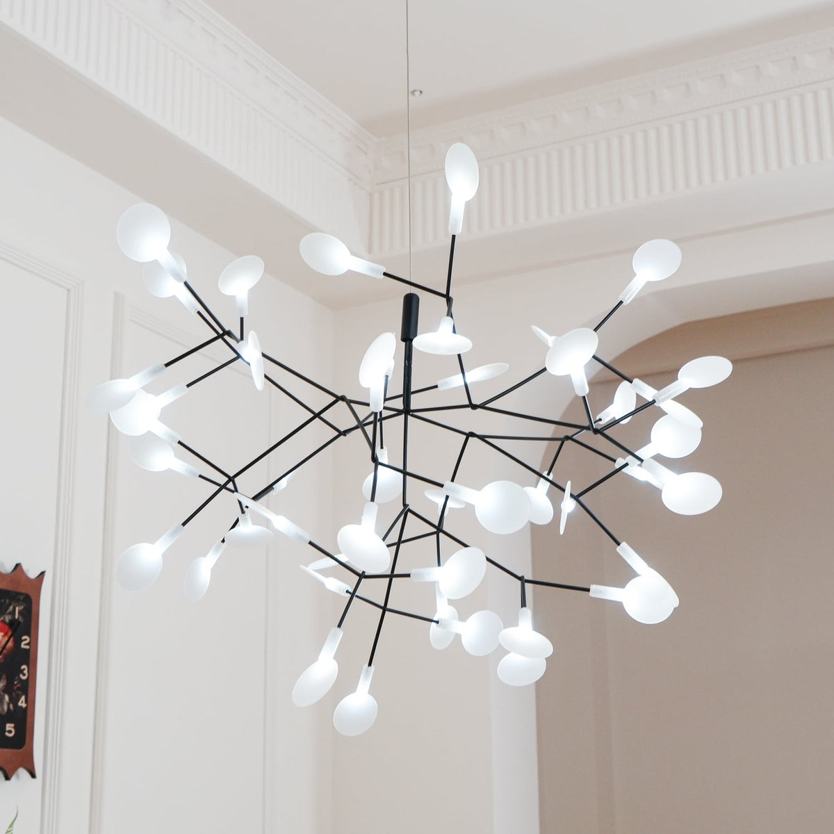 Musta Firefly-LED-kattokruunu