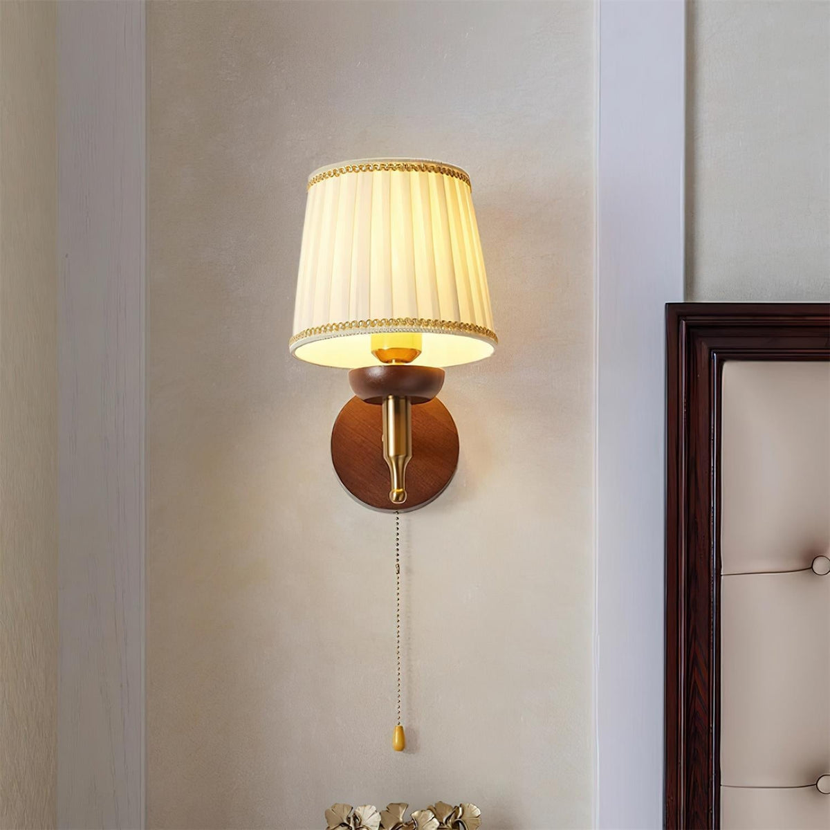 Blixenin kangasvarjostimellinen klassinen kullanvärinen pähkinäpuinen makuuhuonevalaisin