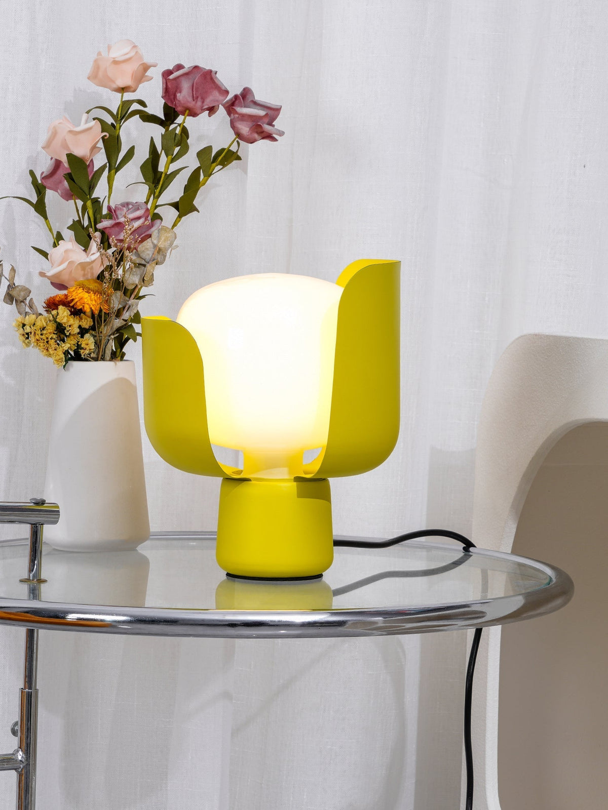 Zuri minimalistisk bordslampa i plast
