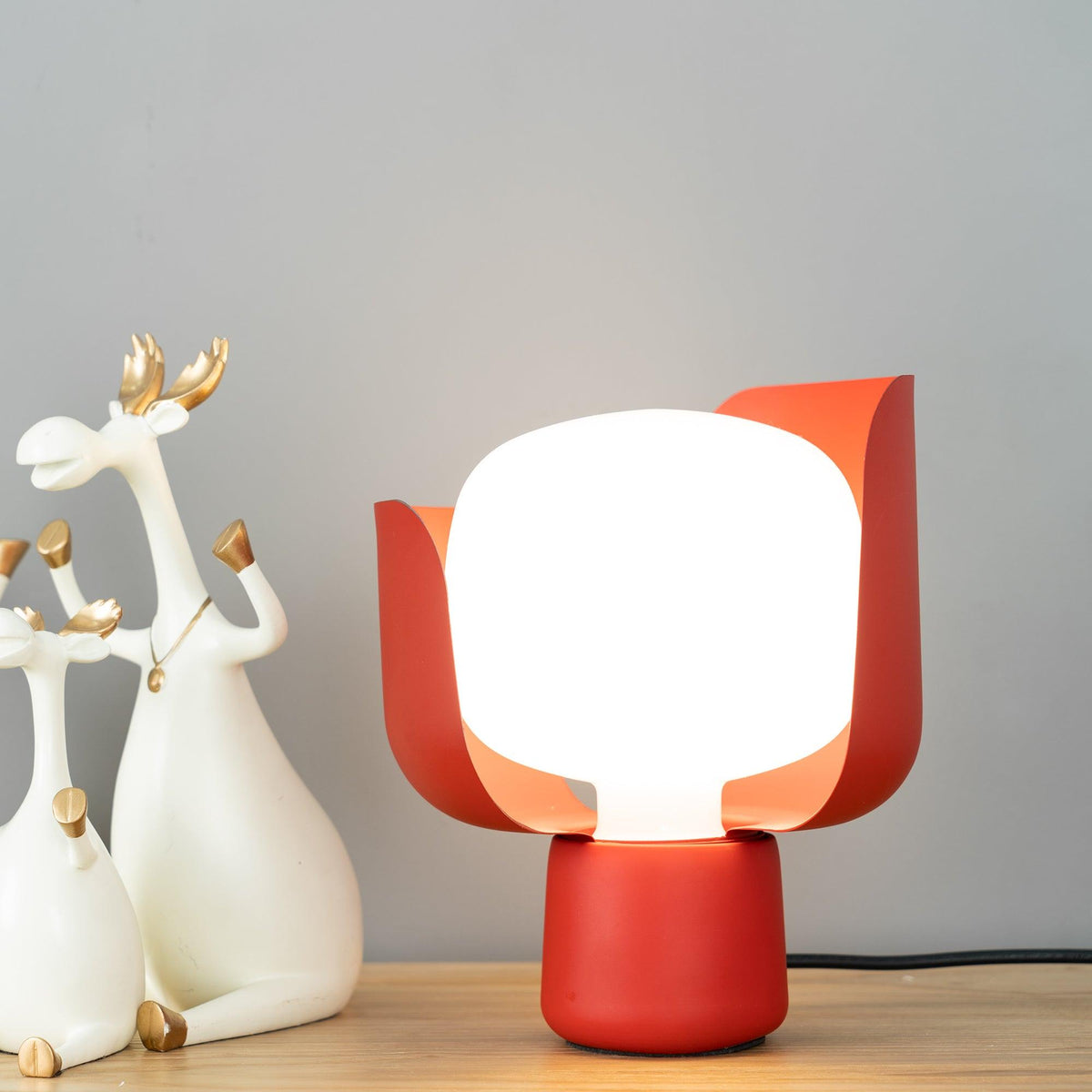 Zuri minimalistisk bordslampa i plast