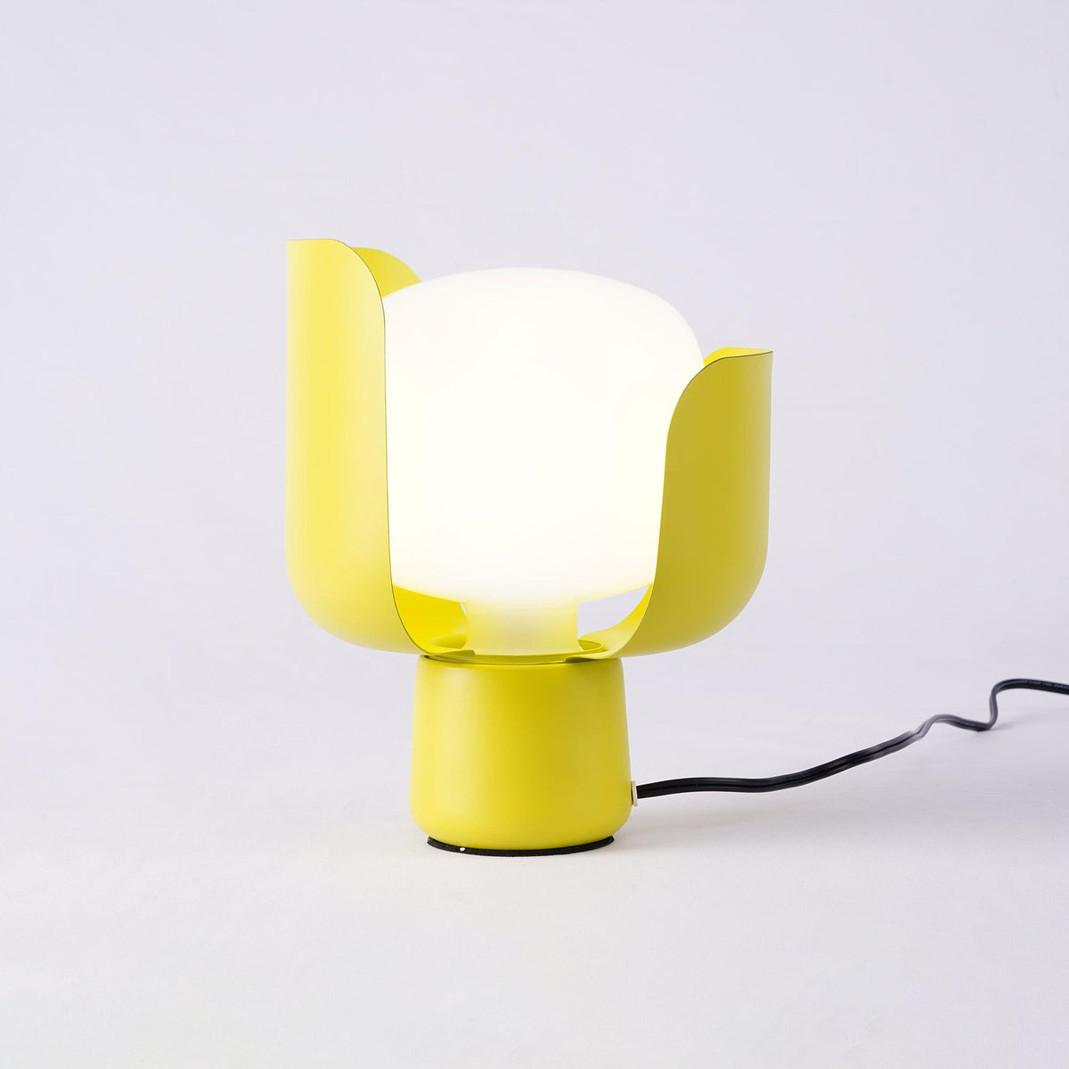 Zuri minimalistisk bordslampa i plast