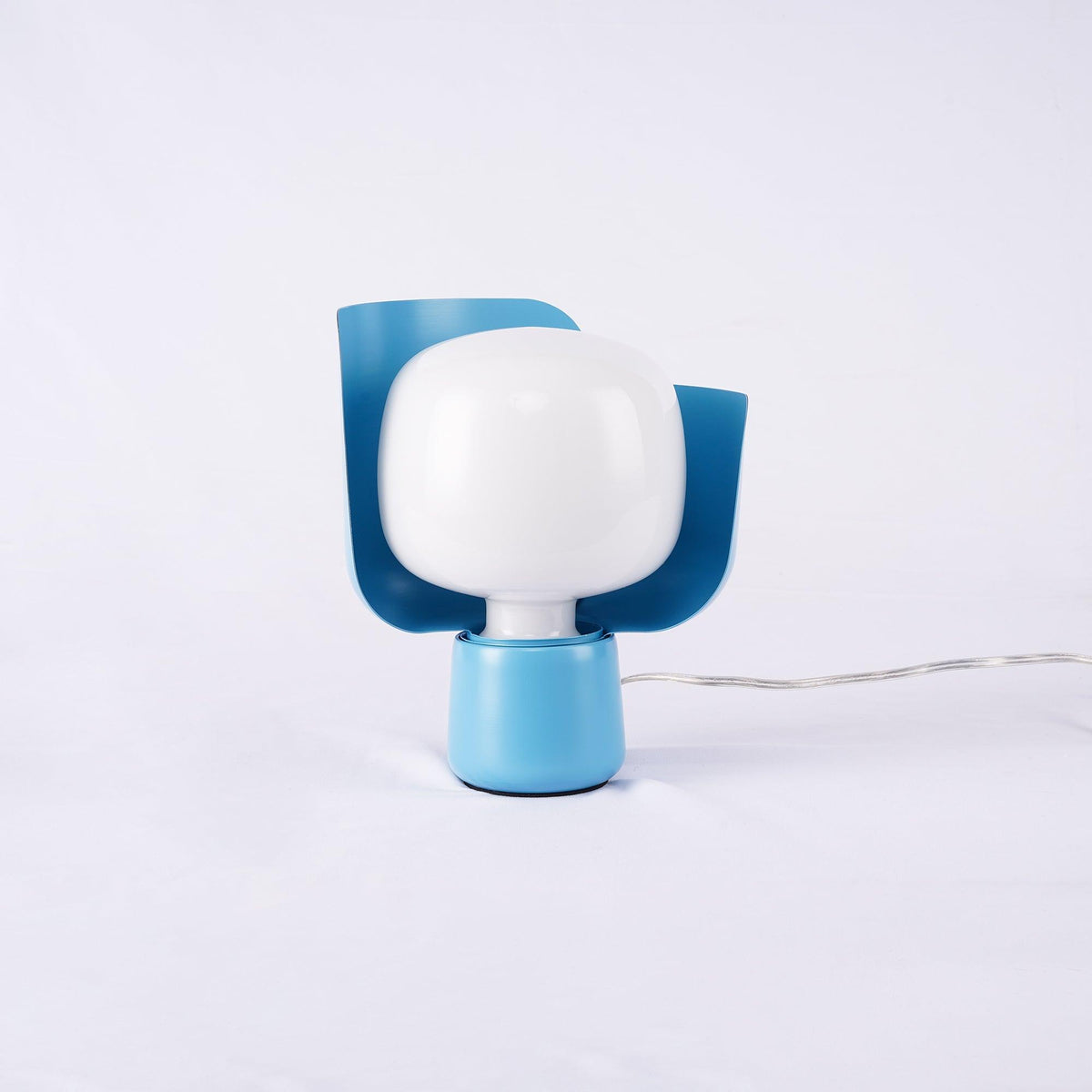 Zuri minimalistisk bordslampa i plast