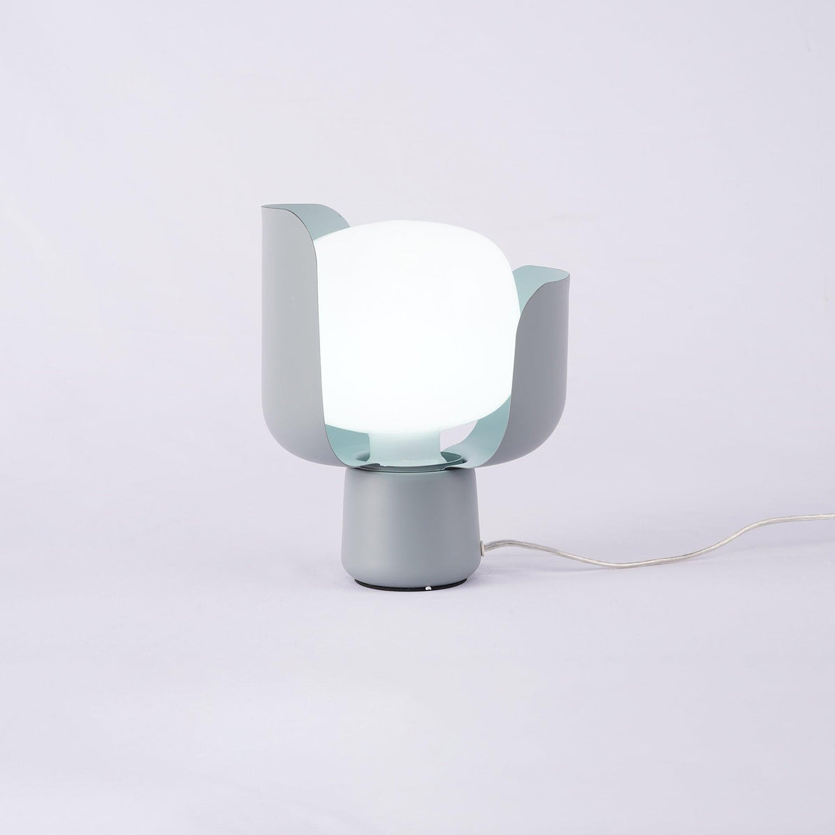 Zuri minimalistisk bordslampa i plast