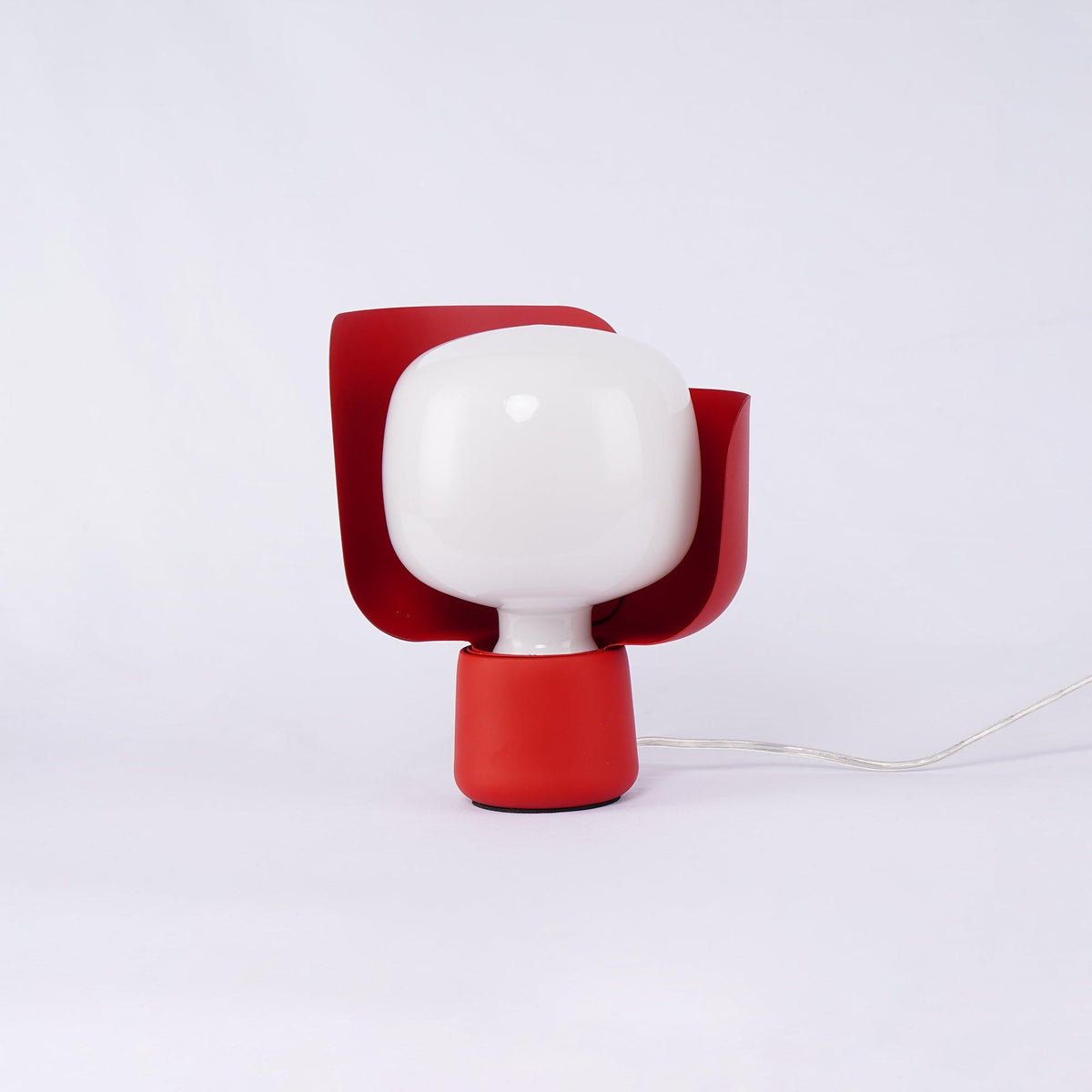 Zuri minimalistisk bordslampa i plast