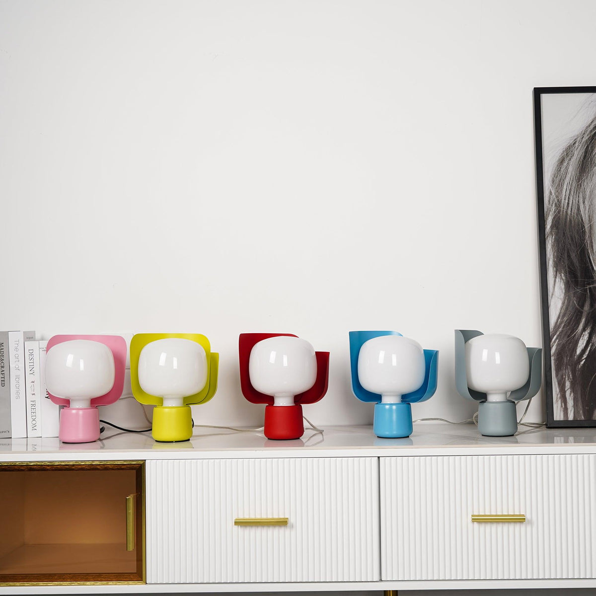 Zuri minimalistisk bordslampa i plast