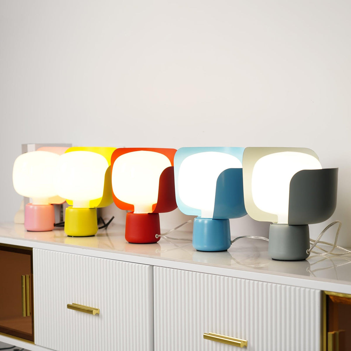 Zuri minimalistisk bordslampa i plast