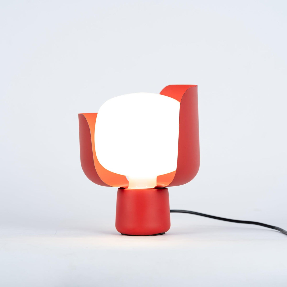 Zuri minimalistisk bordslampa i plast