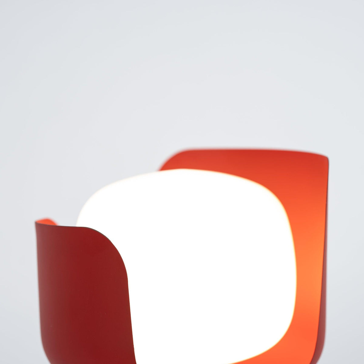 Zuri minimalistisk bordslampa i plast