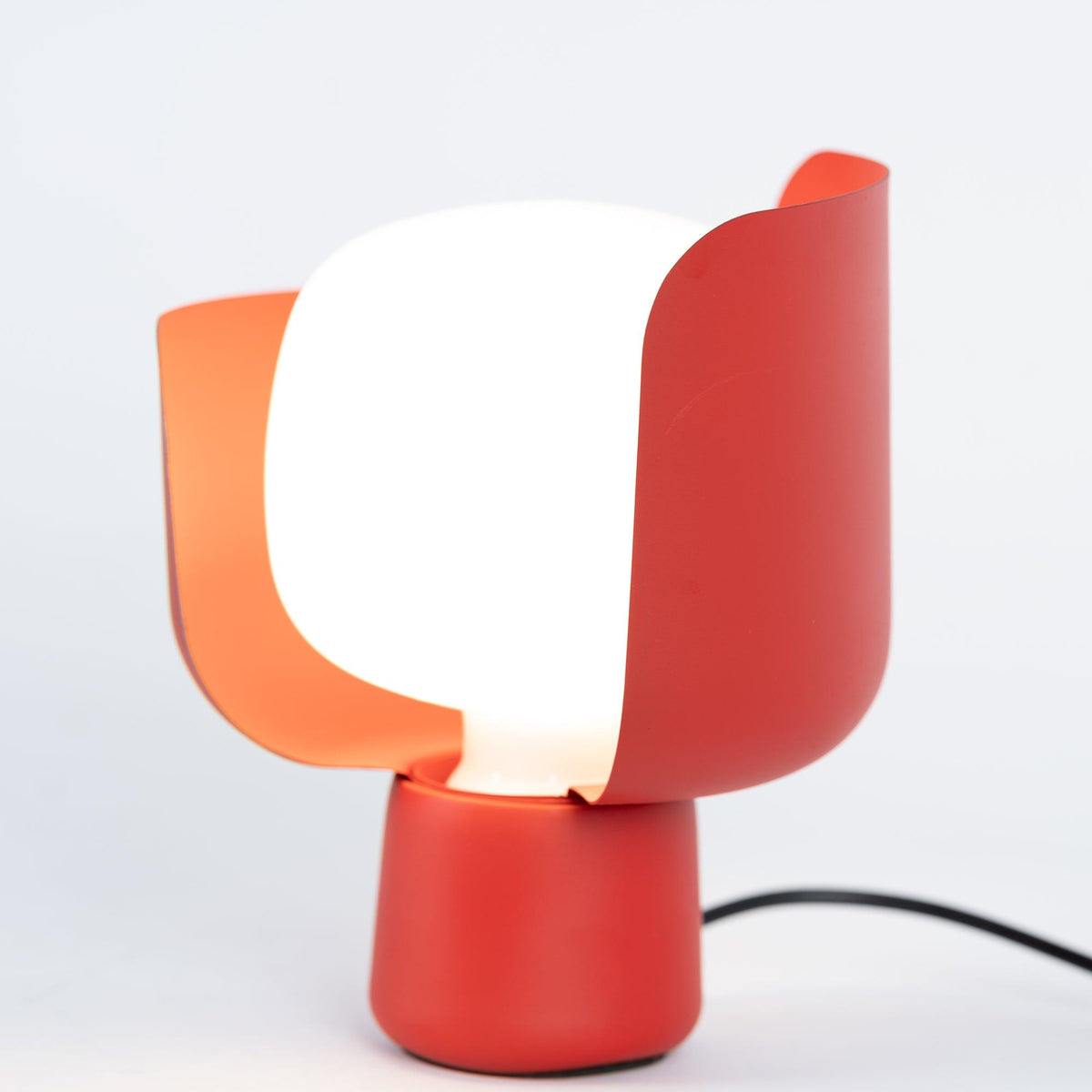 Zuri minimalistisk bordslampa i plast