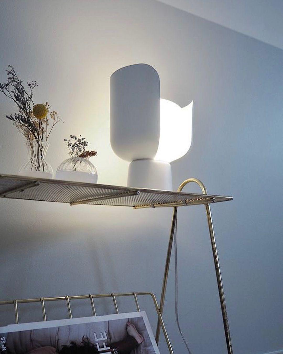 Zuri minimalistisk bordslampa i plast