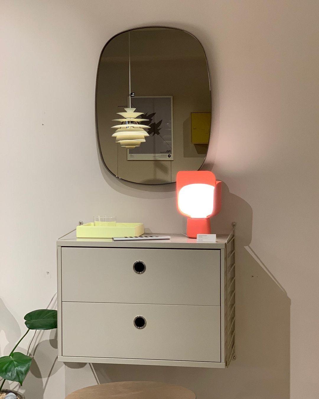 Zuri minimalistisk bordslampa i plast
