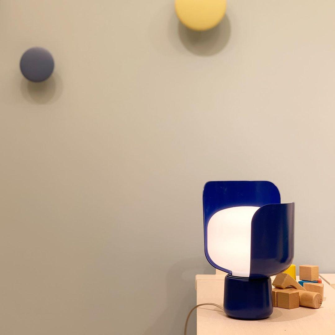 Zuri minimalistisk bordslampa i plast