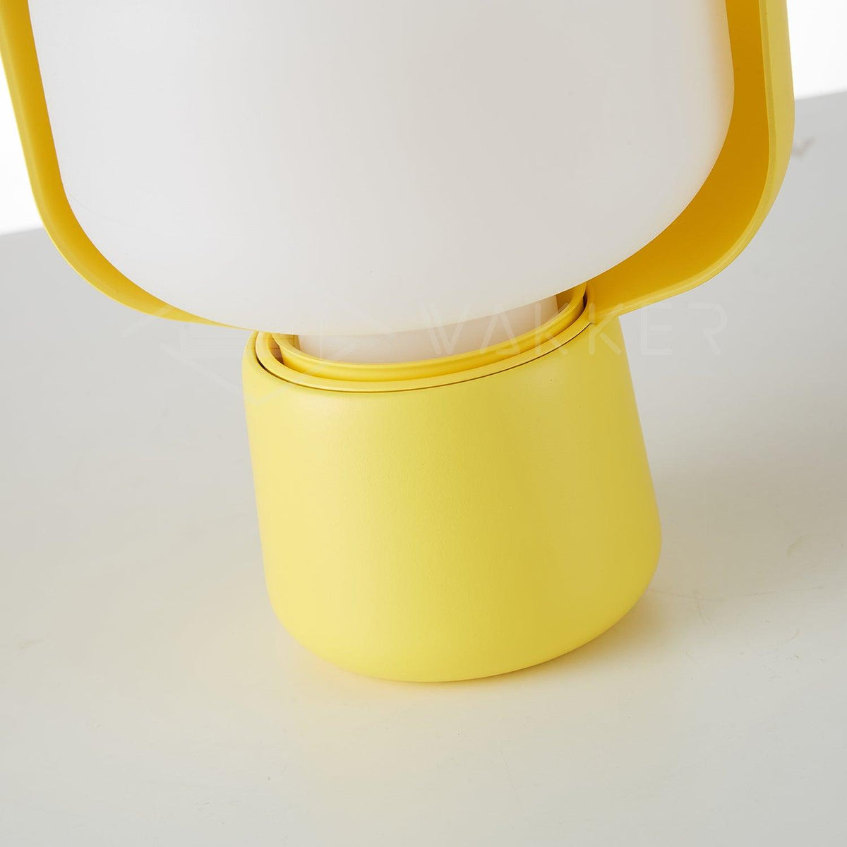 Zuri minimalistisk bordslampa i plast