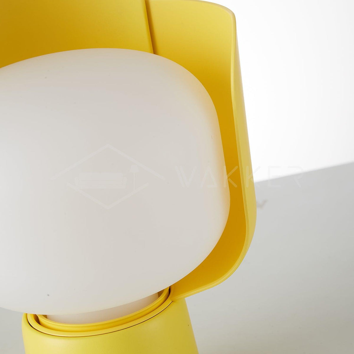 Zuri minimalistisk bordslampa i plast