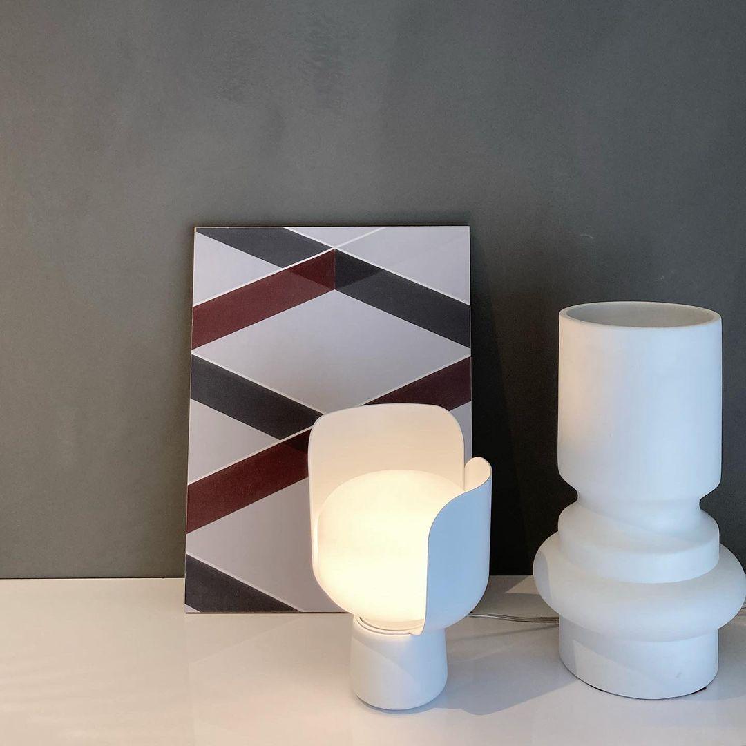 Zuri minimalistisk bordslampa i plast
