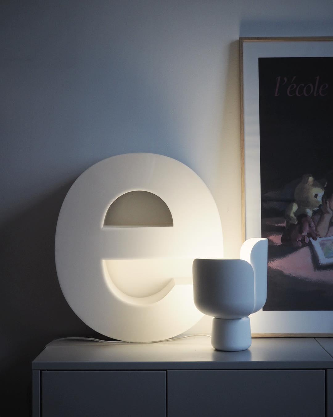 Zuri minimalistisk bordslampa i plast