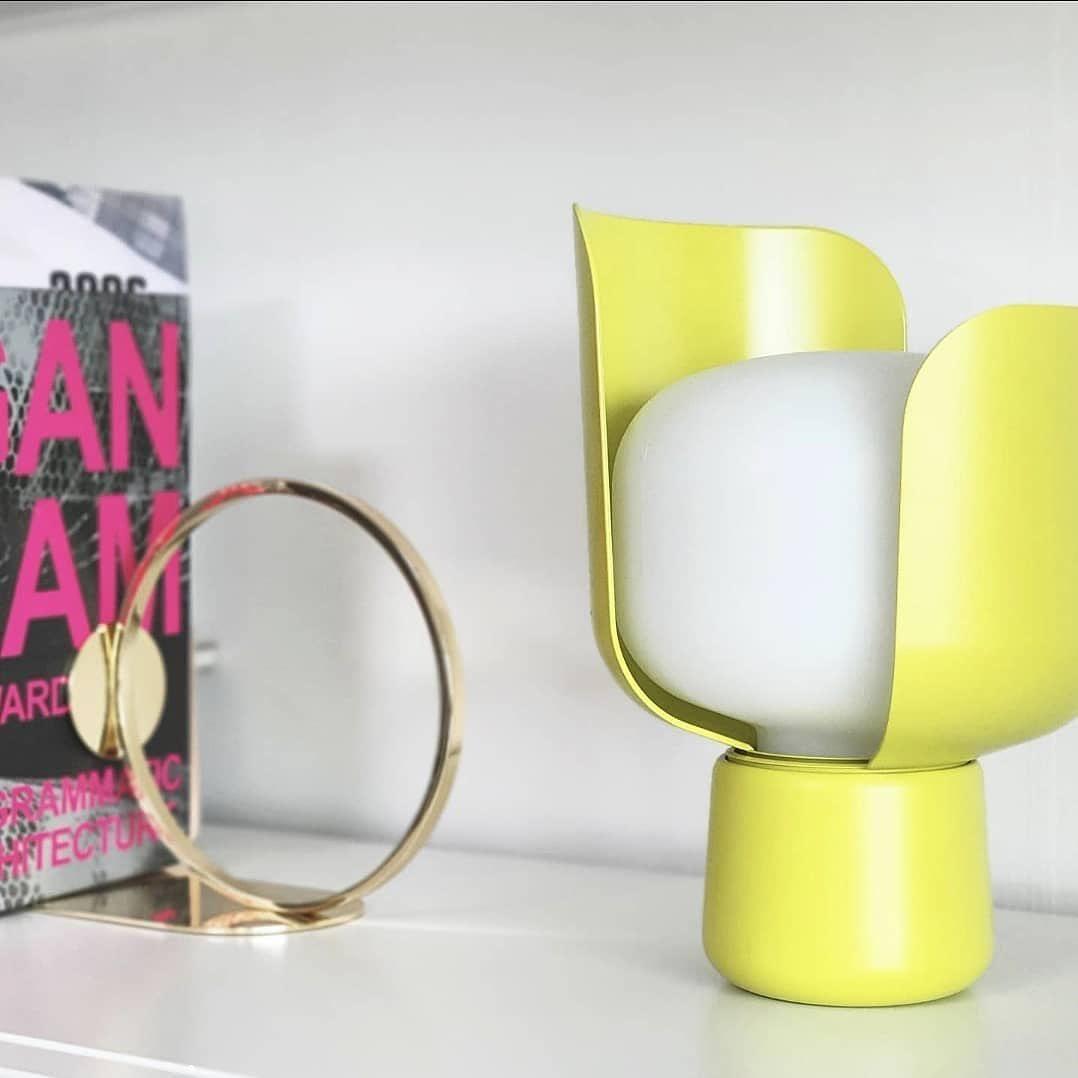 Zuri minimalistisk bordslampa i plast