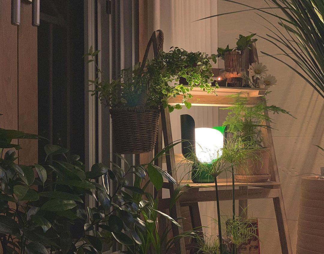Zuri minimalistisk bordslampa i plast