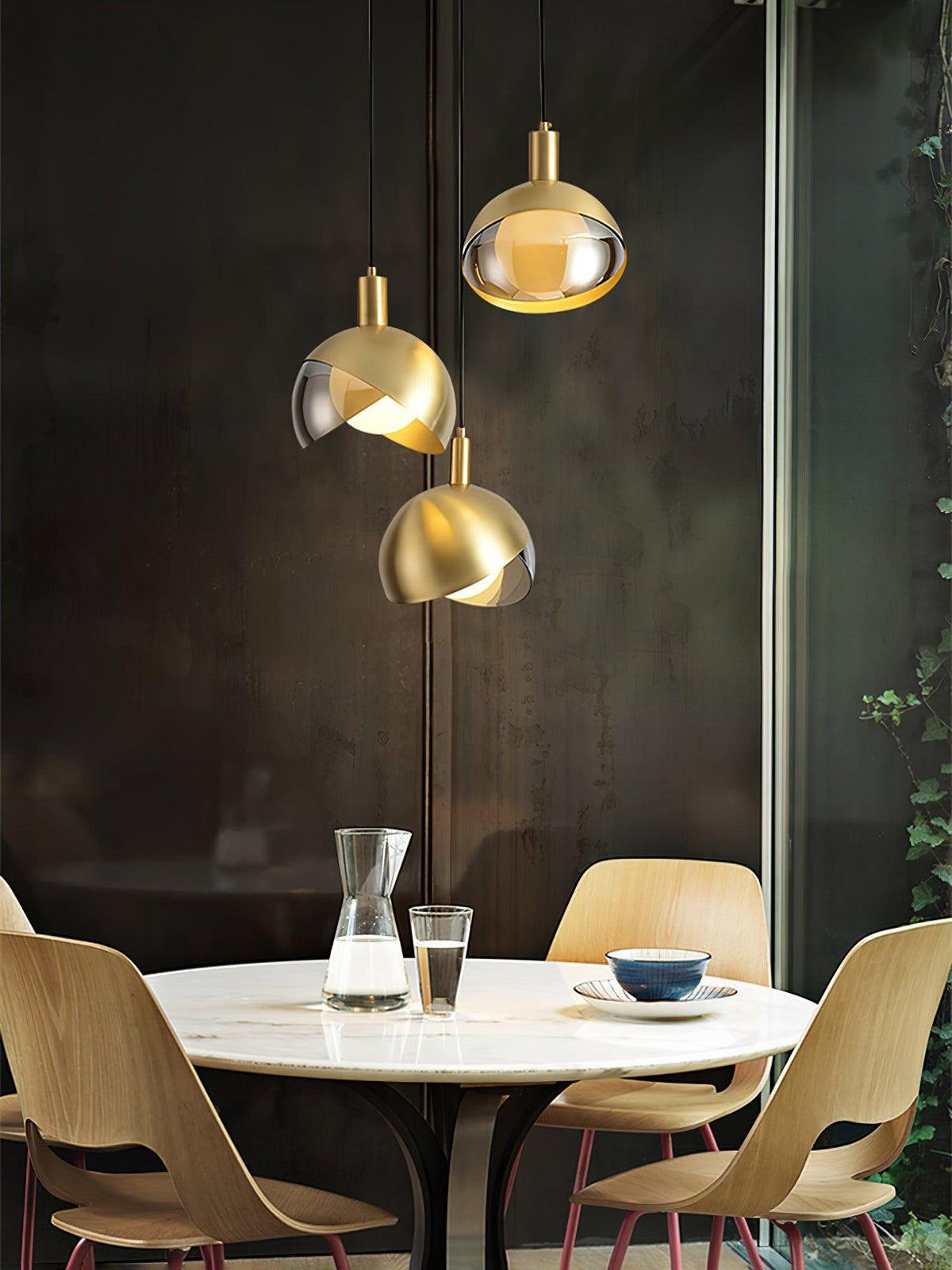 Noveny pendellampe i messing og glas med halvkugle, mid-century