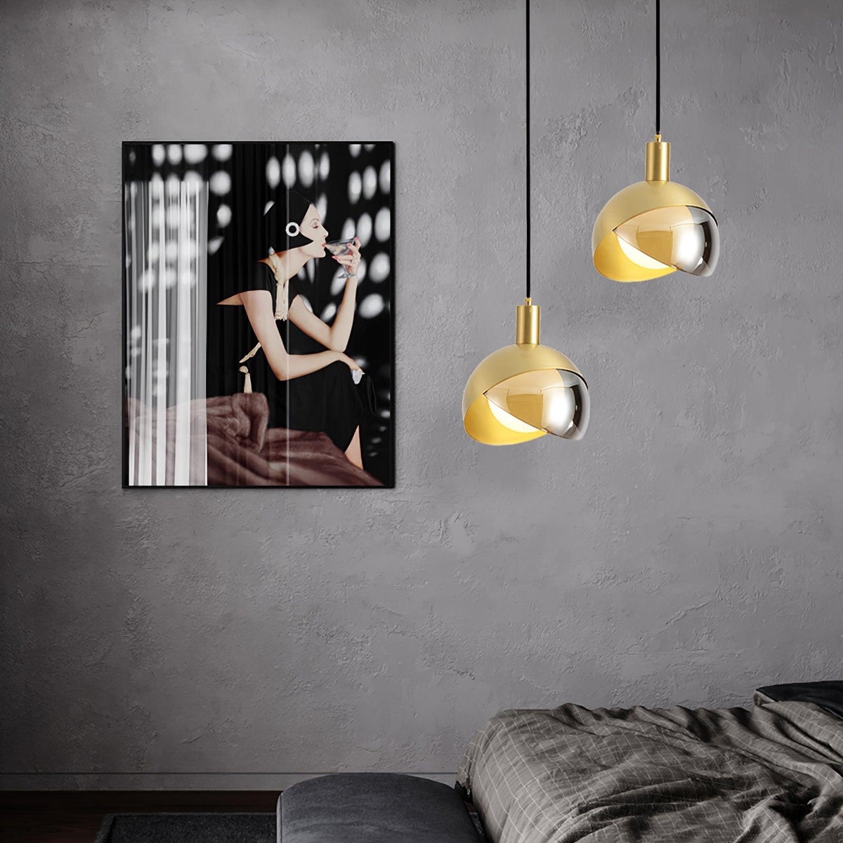 Noveny pendellampe i messing og glas med halvkugle, mid-century