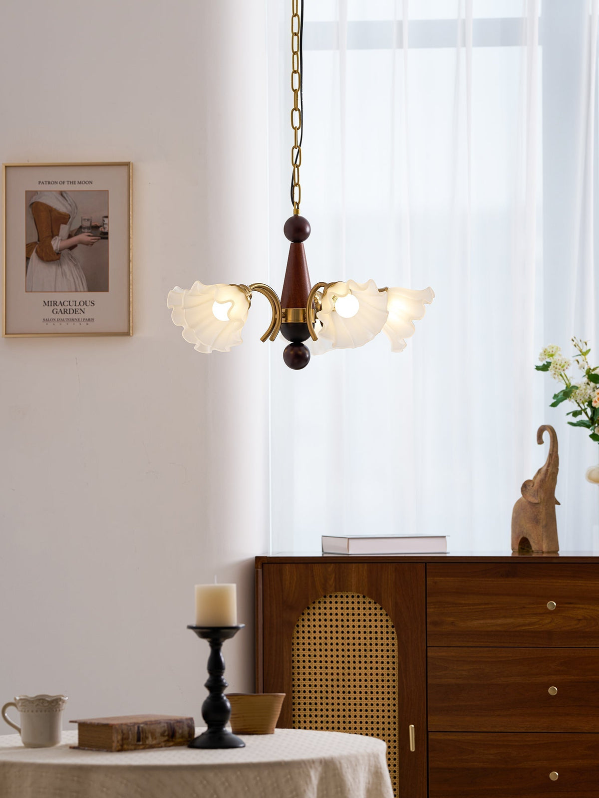 Ilvinanin perinteinen elegantti puu- ja lasikruunu